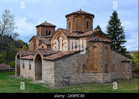 Blick auf die byzantinische Georgskirche im Dorf Omorfoklissia, in der Nähe von Kastoria, im Nordwesten Griechenlands Stockfoto