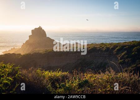 Klippen und Pazifischer Ozean, Sonnenuntergang. Monterey County, Pacific Coast, Kalifornien Stockfoto