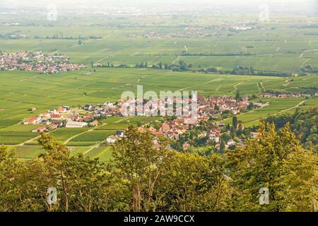 Region Suedliche Weinstraße (Südliche Weinstraße) - Dorf mit Namen Weyher in der Pfalz - Blick aus der Rietburger Ruine Stockfoto