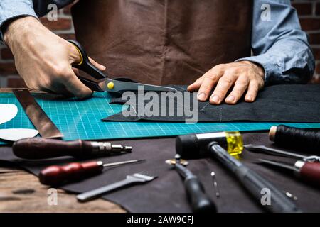 Schuhmacher, Der Mit Leder Bei Tailoring Workshop Arbeitet Stockfoto