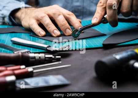 Schuhmacher, Der Mit Leder Bei Tailoring Workshop Arbeitet Stockfoto