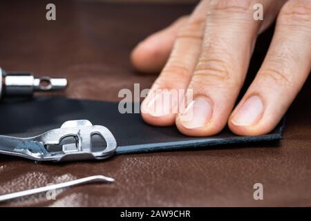 Kopfkobbler, Der Mit Leder Arbeitet. Handwerkzeuge Aus Leder. Stockfoto