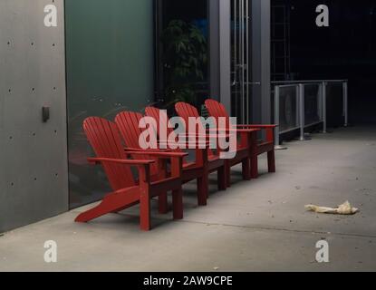 Rote Stühle vor der Kaffe Stockfoto