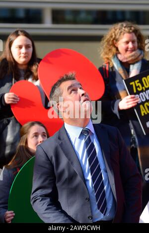 London, Großbritannien. Angus MacNeil MP (SNP: Na h-Eileanan an Iar) bei einer Amnesty International Veranstaltung, um eine Petition beim Home Office auszuhändigen: "Amend UK's Dest Stockfoto