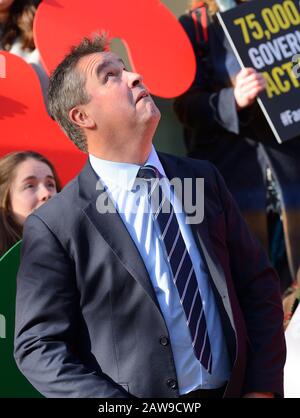 London, Großbritannien. Angus MacNeil MP (SNP: Na h-Eileanan an Iar) bei einer Amnesty International Veranstaltung, um eine Petition beim Home Office auszuhändigen: "Amend UK's Dest Stockfoto