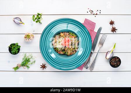 Risotto mit Kalbfleisch und Gemüse. Reis. In der Platte. Draufsicht. Freier Speicherplatz für Ihren Text. Rustikaler Stil. Stockfoto