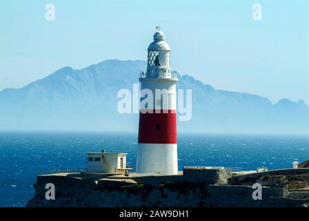 Der Leuchtturm am Europa Point in Gibraltar mit Marokko ist deutlich im Hintergrund zu sehen Stockfoto