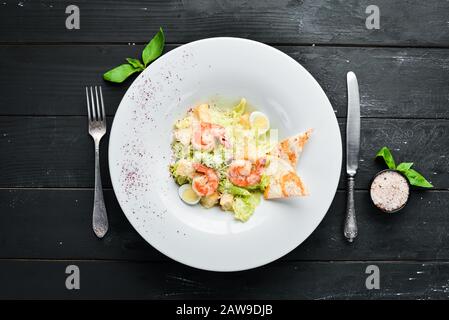 Gemüsesäsesalat mit Garnelen. In der Platte. Draufsicht. Freier Speicherplatz für Ihren Text. Rustikaler Stil. Stockfoto