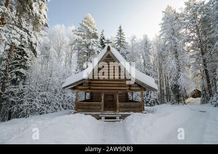 Januar 2020 - Malye Korely. Die Holzkapelle von Elia, dem Propheten, im Winterwald. Russland, Region Archangelsk Stockfoto