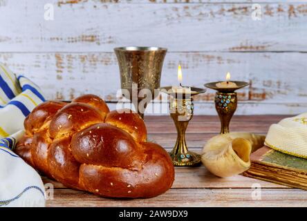 Shabbat Schalom traditionelle jüdische Rituale fordern Brot, Wein und Kerzen Stockfoto