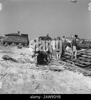 Royal Dutch Princess Irene Brigade. Landung in der Normandie [ein Motorradrennfahrer bekommt einen Vorstoß auf den weichen Sand des Strandes] Datum: August 1944 Ort: Frankreich, Normandie Schlüsselwörter: Invasion, Armee, Soldaten, WWII-Institution Name: Prinzessin Irene Brigade Stockfoto