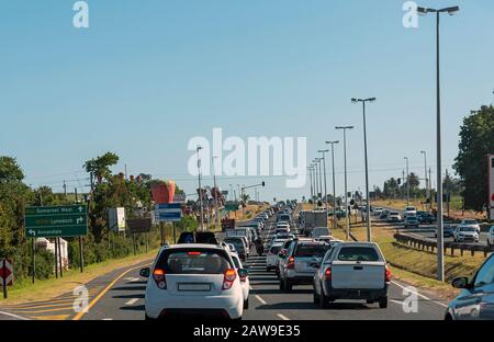 Somerset West, westkappo, Südafrika. Dezember 2019. Verkehrsüberlastung auf der Autobahn R44, die sich zur Hauptverkehrszeit in Somerset West nähert Stockfoto