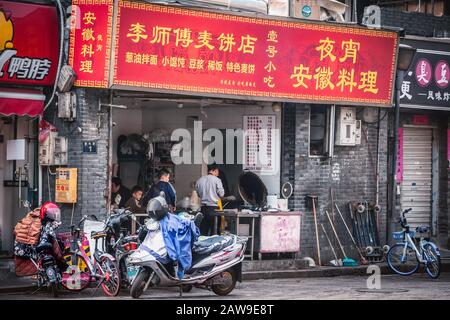 Noodle lokale Straßennahrung auf der Ninghai East Road in der Nähe des Stadtzentrums, Shanghai, China Stockfoto