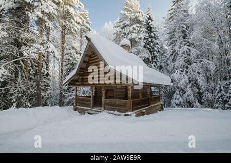 Januar 2020 - Malye Korely. Die Holzkapelle von Elia, dem Propheten, im Winterwald. Russland, Region Archangelsk Stockfoto