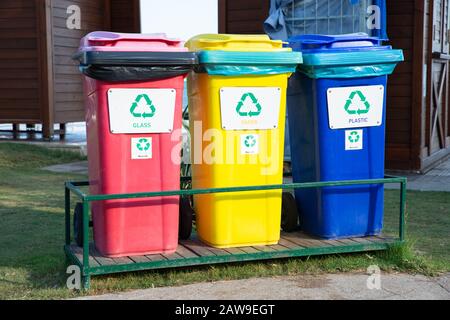 Abfallbehälter Zum Recycling Von Kunststoff, Metall Und Papier Stockfoto