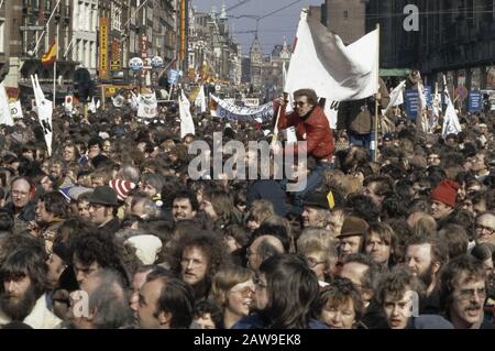 Massive FNV Manifestation Dam Adam gegen Lohnoperationen (ca. 60.000); dem. On Rokin (neue Kirche), nein 23: Wim Cook Datum: 20. März 1980 Ort: Amsterdam, Noord-Holland Schlagwörter: Demonstranten, Demonstrationen Personenname: Koch, Wim Stockfoto