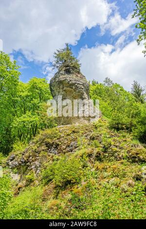 Beeindruckender Felsen "Wentalweible" entlang des Lehrpfads "Wentallehrpfad" an den Schwäbischen Alpen Stockfoto