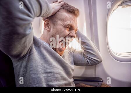 Konzept Aerophobie. Angst davor, im Flugzeug und in der Höhe zu fliegen, verschlossener Raum. Stockfoto