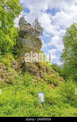 Steinheim, Wental, Deutschland - 26. Mai 2016: Beeindruckender Rock 'Wentalweible' entlang des Lehrpfads 'Wentallehrpfad' an den Schwäbischen Alpen Stockfoto