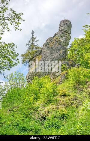 Beeindruckender Felsen "Wentalweible" entlang des Lehrpfads "Wentallehrpfad" an den Schwäbischen Alpen Stockfoto