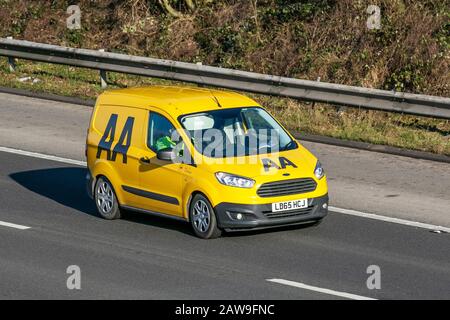 Ford Transit Courier Trend TDC 2015; AA Van Recovery Truck. Seitenansicht der Rettungsaktion LKW-Transporter, der auf der Autobahn M6, Lancaster, Großbritannien, fährt; Fahrzeugverkehr, Transport, moderne, nordwärts gerichtete Verbindung auf der 3-spurigen Autobahn. Stockfoto