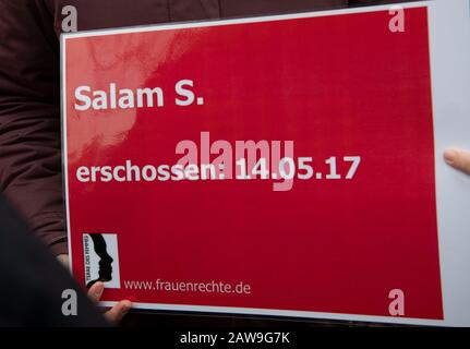 Berlin, Deutschland. Februar 2020. Ein Schild mit der Aufschrift 'Salam S. - Schuss: 15.05.17, www.frauenrechte.de' befindet sich am Gedenkort für Hatun Sürücü im Bezirk Neukölln. Die deutsch-türkische Frau wurde 2005 von einem ihrer Brüder in Berlin erschossen. Sürücü kam ums Leben, weil ihr westlicher Lebensstil angeblich der Ehre der Familie nachgegeben hatte. Credit: Paul Zinken / dpa / Alamy Live News Stockfoto