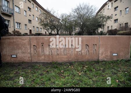 Berlin, Deutschland. Februar 2020. "Bärenpark", eine unter Denkmalschutz stehende Wohnanlage an der Oberlandstraße im Bezirk Tempelhof. Credit: Paul Zinken / dpa / Alamy Live News Stockfoto