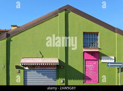 Altmodischer Fabrikschuppen mit tiefgrüner Fassade an blauem Himmel, heute als Theater von Vigentino genutzt, in den südlichen Vororten Mailands, Italien Stockfoto