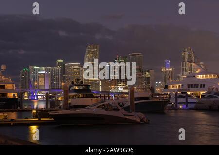 Skyline von Miami und Jachthafen im Morgengrauen vom MacArthur Causeway aus Stockfoto