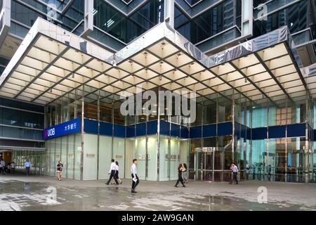 Singapur. Januar 2020. Die Leute gehen mit den UOB-Bankstellen im Hintergrund Stockfoto