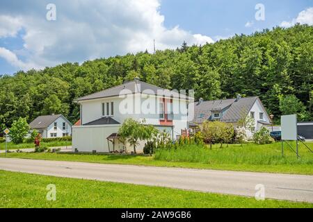 Nach Maß gebauter Hausblick von der Straße, Wohnviertel, Deutschland Steinheim am Albuch, Deutschland - 26. Mai 2016: Wohnheim mit Garten Stockfoto