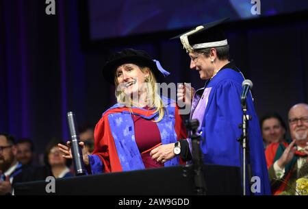 Brighton UK, 7. Februar 2020 - die Kinderautorin Cressida Cowell (links) ist für ihre Buchreihe "how to Train Your Dragon erhält heute Nachmittag ein Honorary Doctorate of Arts an der University of Brighton Graduation Ceremony von Vice-Chancellor Prof Debra Humphris: Credit Simon Dack / Alamy Live News bekannt Stockfoto