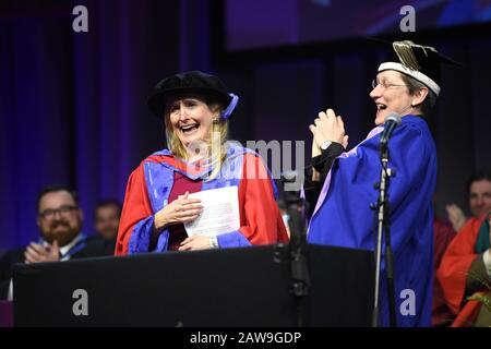 Brighton UK, 7. Februar 2020 - die Kinderautorin Cressida Cowell (links) ist für ihre Buchreihe "how to Train Your Dragon erhält heute Nachmittag ein Honorary Doctorate of Arts an der University of Brighton Graduation Ceremony von Vice-Chancellor Prof Debra Humphris: Credit Simon Dack / Alamy Live News bekannt Stockfoto