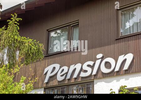 Steinheim am Albuch, Deutschland - 26. Mai 2016: Pension / Boardinghouse Front in deutscher Sprache beschriftet (Pension) Stockfoto