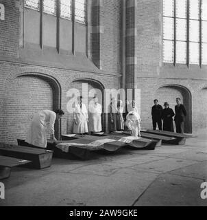 Front North-East Netherlands Deventer Hat Opfer und Widerstandskämpfer in der Großen Kirche von Deventer Enthüllt. Krankenschwestern legen die niederländische Flagge auf den Sarg. Einige Familienmitglieder haben einen Ausweis verfügbar Datum: 11. April 1945 Ort: Deventer, Overijssel Schlüsselwörter: Befreiung, Widerstandskämpfer Stockfoto