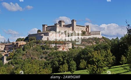 Blick auf die Festung Albornoz auf dem Hügel St. Elias in spoleto, umbrien, italien Stockfoto