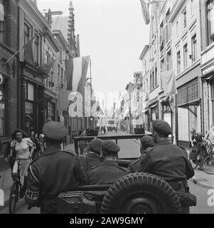 Front Nord-Ost Niederlande: Touren Prinz Bernhard Prinz Bernhard Fahren durch eine Einkaufsstraße (Deventer?) Datum: April 1945 Ort: Deventer Schlüsselwörter: Soldaten, Princes Personenname: Bernhard (Prinz Niederlande) Stockfoto