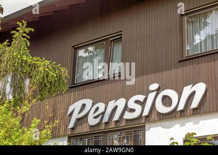 Steinheim am Albuch, Deutschland - 26. Mai 2016: Pension / Boardinghouse Front in deutscher Sprache beschriftet (Pension) Stockfoto