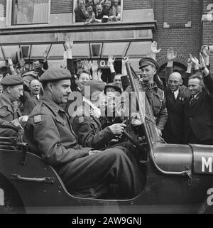 Front Nord-Ost Niederlande: Touren Prinz Bernhard Prinz Bernhard am Steuer seines Jeep Datum: April 1945 Schlagwörter: Jeeps, Soldaten, Prinzen-Person Name: Bernhard (Fürst Niederlande) : Poll, Willem van de/Anefo, Urheberrechtsinhaber: National Archives Material Typ: Negativ (schwarz/weiß) Archiv-Inventarnummer: Siehe Zugang 2.24.01.03 Stockfoto