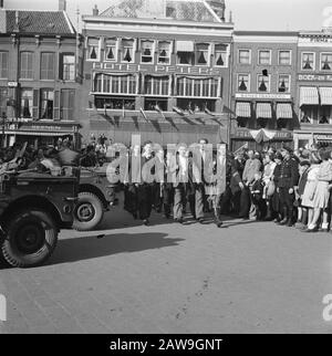 Front Nord-Ost Niederlande: Touren Prinz Bernhard Mitglieder des gegangenen Bewohners der Streitkräfte auf dem Markt mit Hotel Peters in Zwolle Anmerkung: Die Männer sind mit deutschen Gewehren und Granaten bewaffnet Datum: 17. April 1945 Ort: Overijssel, Zwolle Schlüsselwörter: Hotels Stockfoto