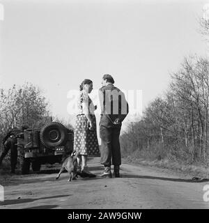 Front Nord-Ost Niederlande: Touren Prinz Bernhard Prinz Bernhard im Gespräch mit einem Bauern Datum: April 1945 Schlagwörter: Bauern, Jeeps, Fürsten Personenname: Bernhard (Fürst Niederlande) Stockfoto