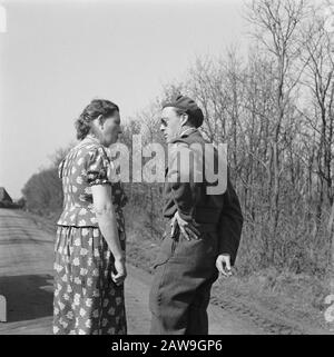 Front Nord-Ost Niederlande: Touren Prinz Bernhard Prinz Bernhard im Gespräch mit einem Bauern Datum: April 1945 Schlagwörter: Bauern, Fürsten Personenname: Bernhard (Fürst Niederlande) Stockfoto