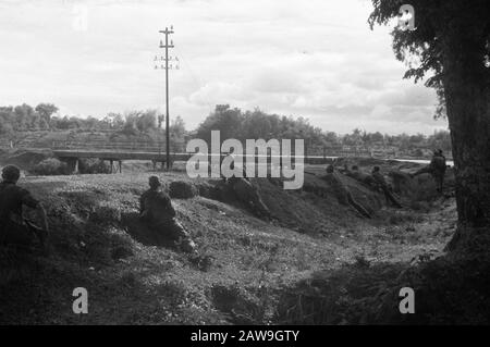 Tapanoelis [2. Polizeiaktion] [holländische Soldaten in Deckung hinter einem Deich mit Blick auf eine Brücke] Datum: 25. Dezember 1948 Ort: Indonesien, Niederländische Ostindien, Sumatra Stockfoto