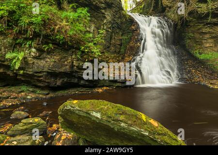 Hareshaw Linn-Wasserfall in der Nähe von Bellingham, Northumberland, England Stockfoto