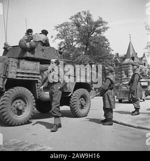 Befreiungsfreude: Amersfoort Armored [49th West Riding Infantry Division] nach der Kapitulation gesehen von (noch) bewaffneten deutschen Soldaten Datum: 7. Mai 1945 Ort: Amersfoort Schlüsselwörter: Soldaten, WWII Fahrzeuge Stockfoto