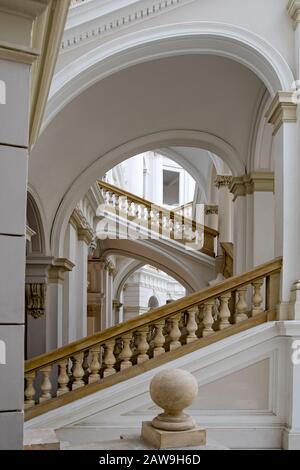 Treppenhaus in der Warschauer Hochschule für Technik Stockfoto