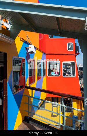 Mersey 'Dazzle' Ferry Snowdrop, die den Fluss Mersey von Birkenhead zurück nach Liverpool, Merseyside, England überquert Stockfoto