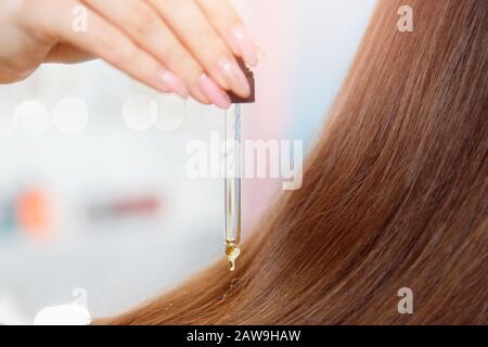 Master Friseursalon Verfahren Ölhaarbehandlung für Frau. Konzept Spa-Salon Stockfoto