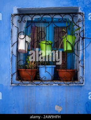 Chefchaouen, MAROKKO - CIRCA MAI 2018: Typische Mauer und Fenster der Straßen von Chefchaouen Stockfoto