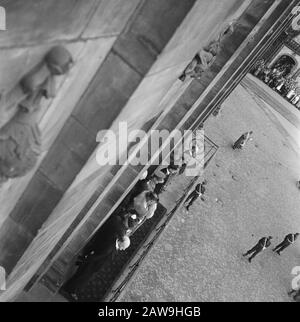 People Entertainment in Amsterdam. Ext. Rep. Die verschiedenen Festlichkeiten nach der Befreiung der Hauptstadt [Königin Wilhelmina auf dem Balkon der Palien am Dam, fotografiert von oben] Datum: 28. Juni 1945 Ort: Amsterdam, Noord-Holland Schlüsselwörter: Befreiungsfeste, Weltkrieg Stockfoto